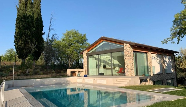 Magnificent villa with swimming pool. Breathtaking lake view