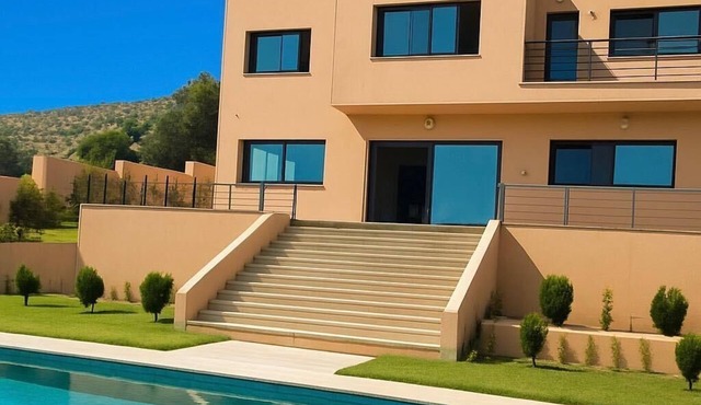 Magnificent villa with pool and sea view.