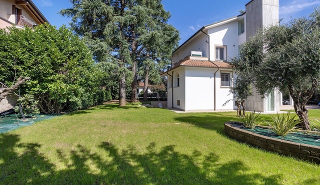 Magnolia: garden and parking. Vimercate/Monza