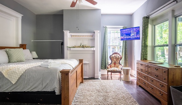 Magnolia Middle Suite| Queen Beds/Couples/Downtown