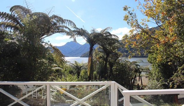 Mahakipawa Waterfront Hideaway - Belvue Bay Home