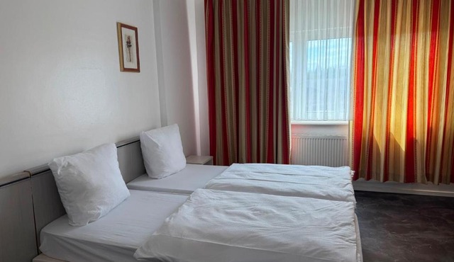 Main Crown Hotel