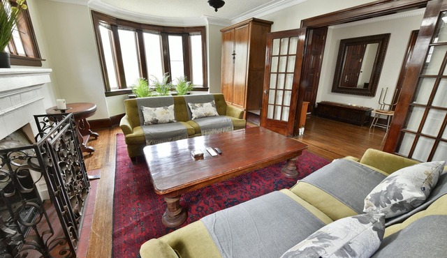 Main Floor Apt Steps to High Park, Lake Ontario, dining, shopping;: Private deck