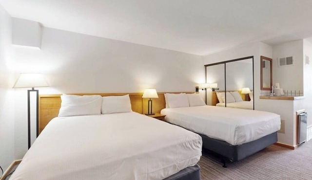 Main Street room - hot tub & pool - walk to lifts, dog-friendly, second floor