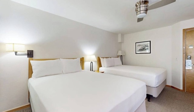 Main Street studio - pool & hot tub - walk to lifts, dog-friendly, balcony