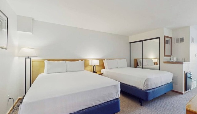 Main Street studio - pool & hot tub - walk to lifts, dog-friendly, third floor