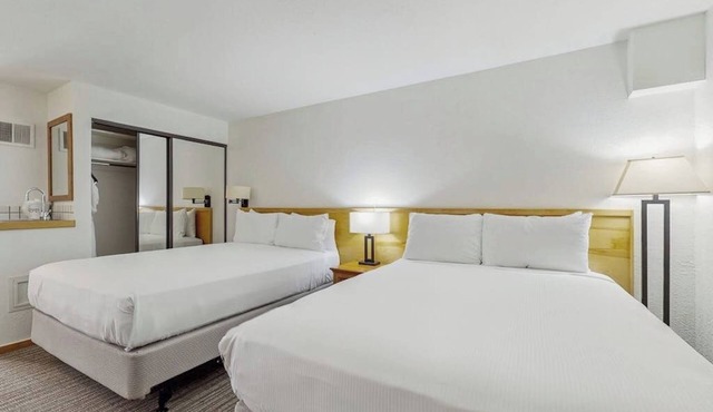 Main Street studio - pool & hot tub - walk to lifts, dog-friendly, second floor
