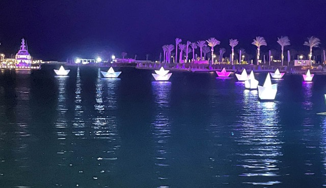 main swimming pool, beach, Marina, shopping, dining and night life,… are 2 steps