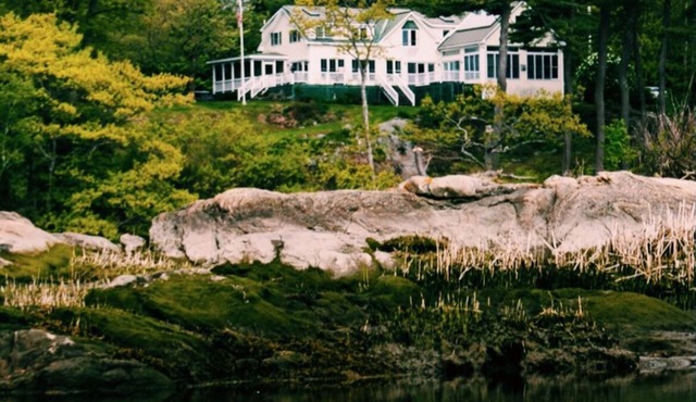 Maine waterfront home, with hot tub and dock access, 1 mile from downtown Bath
