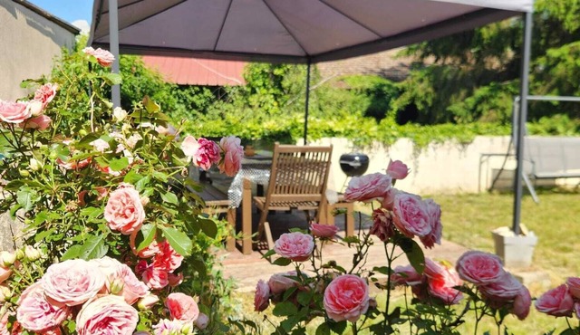 Maison 2 chambres d'hotes with large garden in quiet stone village.