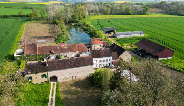 Maison Autonome Avec Terrasse Privative Dans une Ferme-moulin