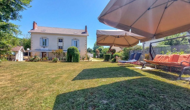 Maison avec piscine et rivière