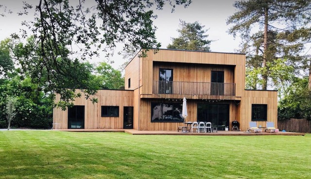 Maison bois architecte piscine spa près de la Loire