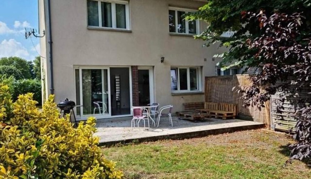 maison centre de bellegarde avec jardin et terrasse équipée d'un salon de jardin et d'un barbecue cuisine équipée 3 chambres avec 2 lits double 140x190 et 2 lits simple chauffage poêle à granulés parking gratuit devant la maison