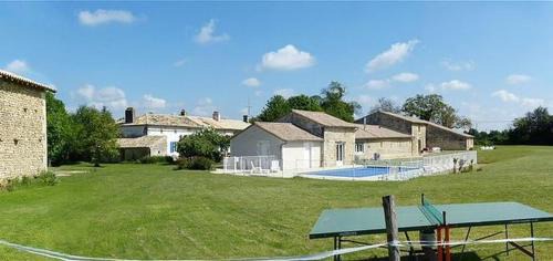 Maison charmante à Saint-Vincent-la-Châtre avec piscine partagée