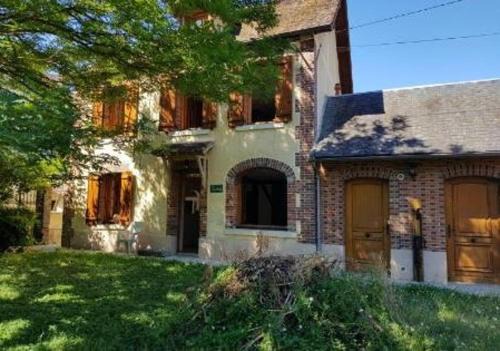 Maison chaleureuse à Cézy avec jardin clôturé