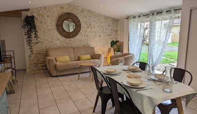 Maison charentaise avec piscine chauffée, jardin privé et proche commerces, idéale pour couples - FR-1-653-228