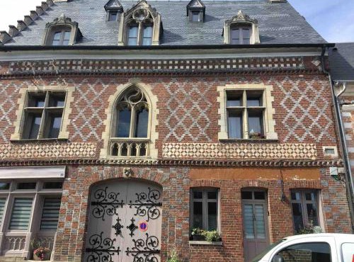 Maison charmante à Arques-la-Bataille avec terrasse et cheminée.