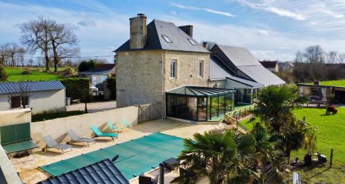 Maison confortable à Saint-Germain-du-Pert avec piscine privée