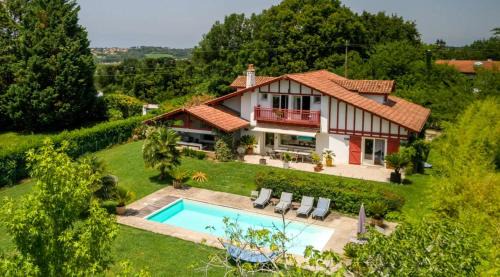 Maison d'exception à Arbonne, piscine privée saisonnière.