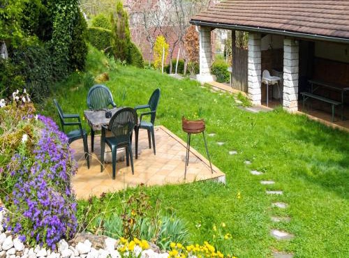 Maison de charme à Saint-Laurent-la-Roche avec jardin clôturé