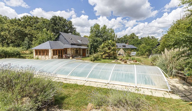 Maison de campagne avec piscine à 30min de Laval