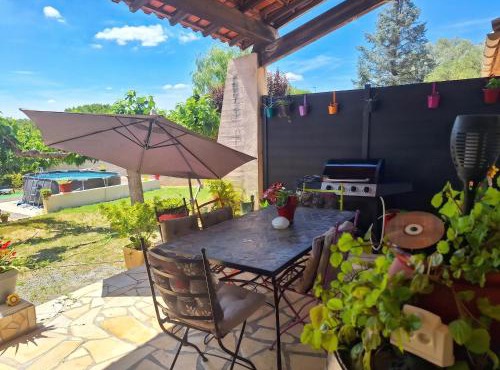 Maison de charme à Autignac avec vue sur jardin et montagne