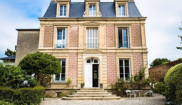 MAISON DE MAÎTRE IN THE HEART OF THE VILLAGE 5 MINUTES FROM THE BEACH