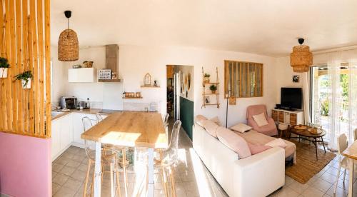 Maison ensoleillée de plain-pied ouvert sur un jardin clôturé