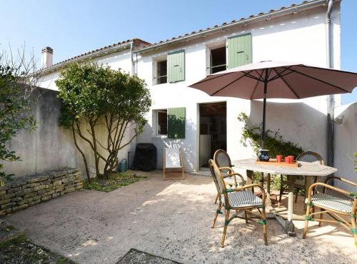 Maison de Charme avec Cour, 2 Chambres, Cuisine Équipée, Proche Village St Clément des Baleines - FR-1-434-74