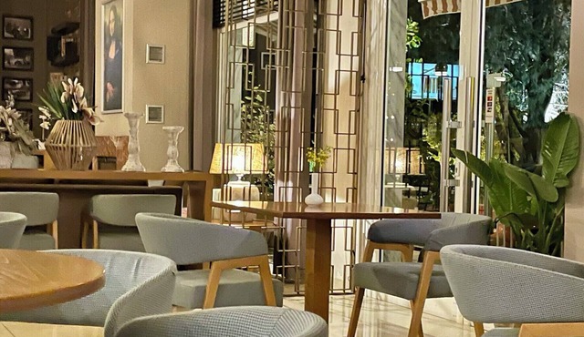 Maison Hotel