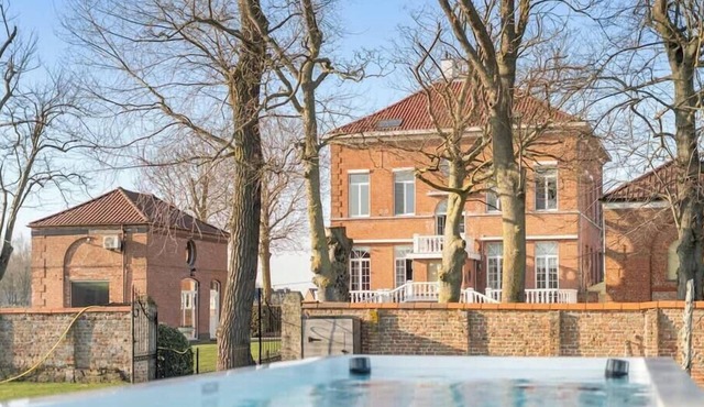 Maison Le Petit Château - luxury former monastery with pool