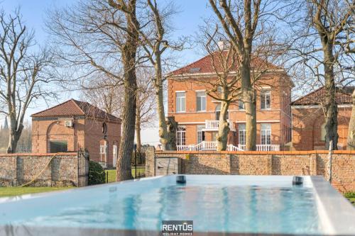 Maison Le Petit Château - luxury former monastery with pool