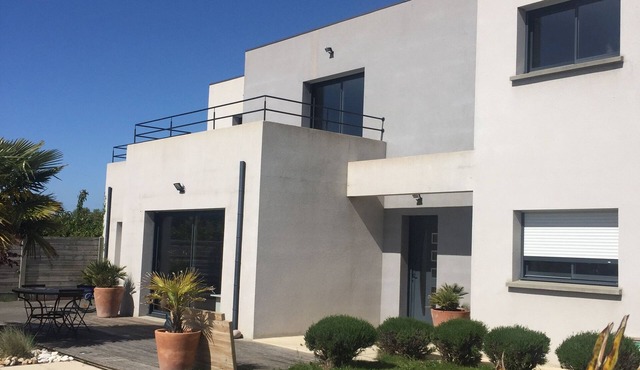 Maison Moderne Avec Piscine Chauffée Dans la Baie du Mont st Michel 200m2