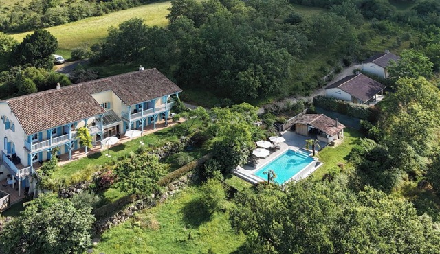 Maison Oléa - "Pourpre" guest room overlooking the Vézère valley