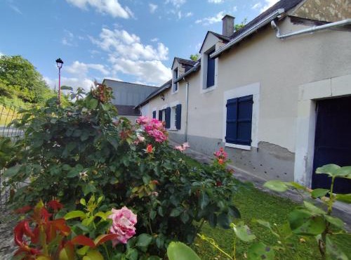 Maison plain pied, 2 chambres, longère typique , fraiche, dans bourg avec tous commerces