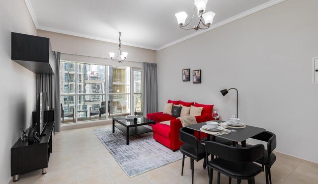 Maison Privee - Comfortable Downtown Apartment with City Skyline Vws