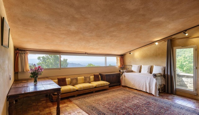 Maison Saint Amant with pool, tennis & magnificent views of Mt Ventoux