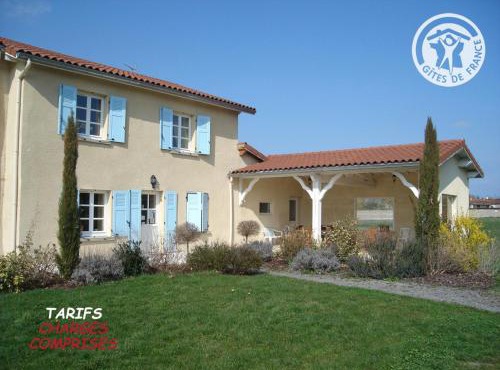 Maison spacieuse avec piscine chauffée, 4 chambres à Chalain-le-Comtal - FR-1-496-48