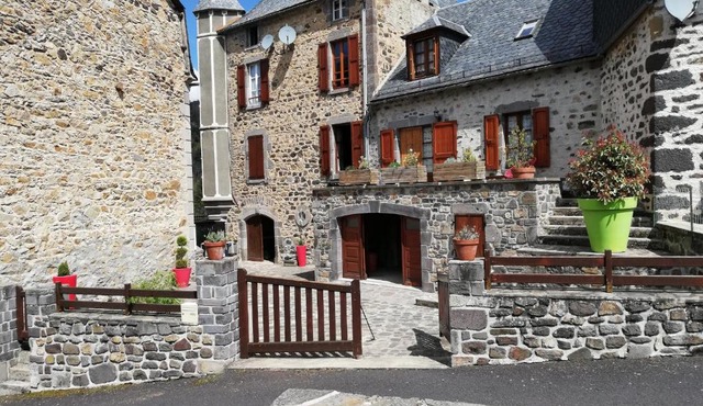Maison typique pleine de charme Peyrusse Cantal