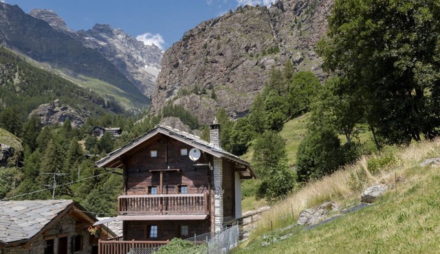 Maisonette Grené is a romantic mountain style apartment outside the Valtournenche village