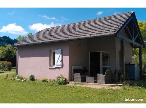 Maisonnette dans son écrin de verdure