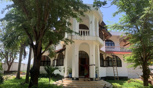 Majestic Beach Mansion with 6 Ensuite Rooms each with Balcony/Patio