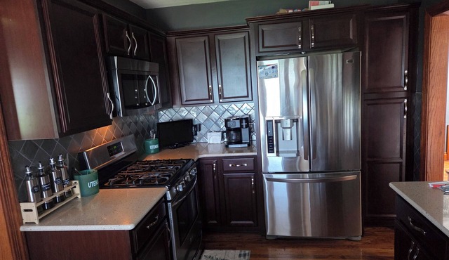 Majestic lake front home w/Private Beach in Ashtabula-Min from GOTL