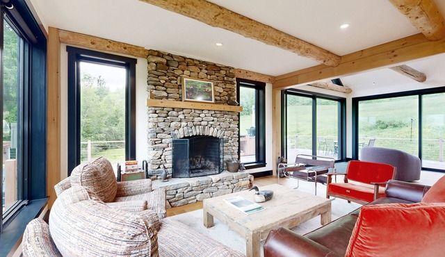 Majestic mountain escape, 4BR, stunning views, hot tub, fireplace, BBQ, w&d