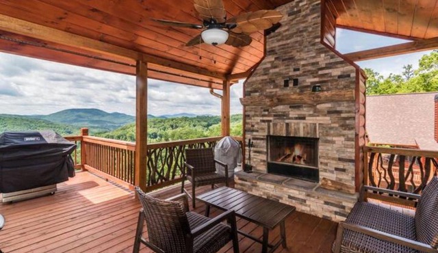Majestic Mountaintop Cabin with hot tub and fireplace