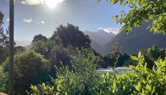 Makarora Mountainview Studio, a tranquil retreat with magnificent mountain views