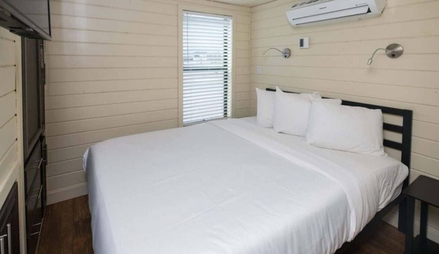 Making The Best Memories Along The Way! FREE Parking, Pool, Pets Allowed!