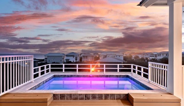 Mala luxe-Rooftop Heated Pool-Steps to beach!