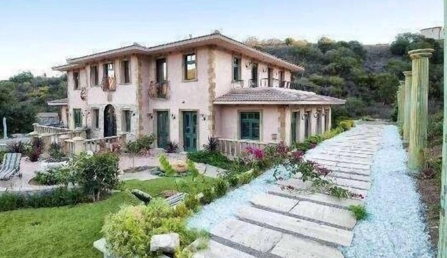 Malibu Tuscany Paradise Spacious Villa Swim Pool private gated,&3 mints to Beach